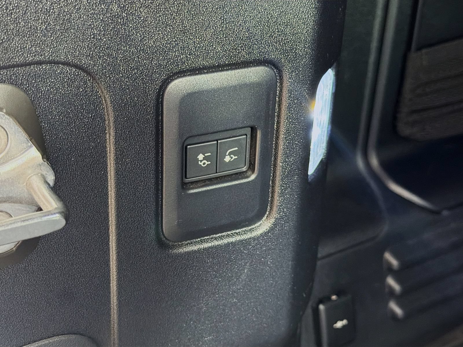 Certified 2024 Land Rover Defender 110 X-Dynamic SE AWD/4WD image 30