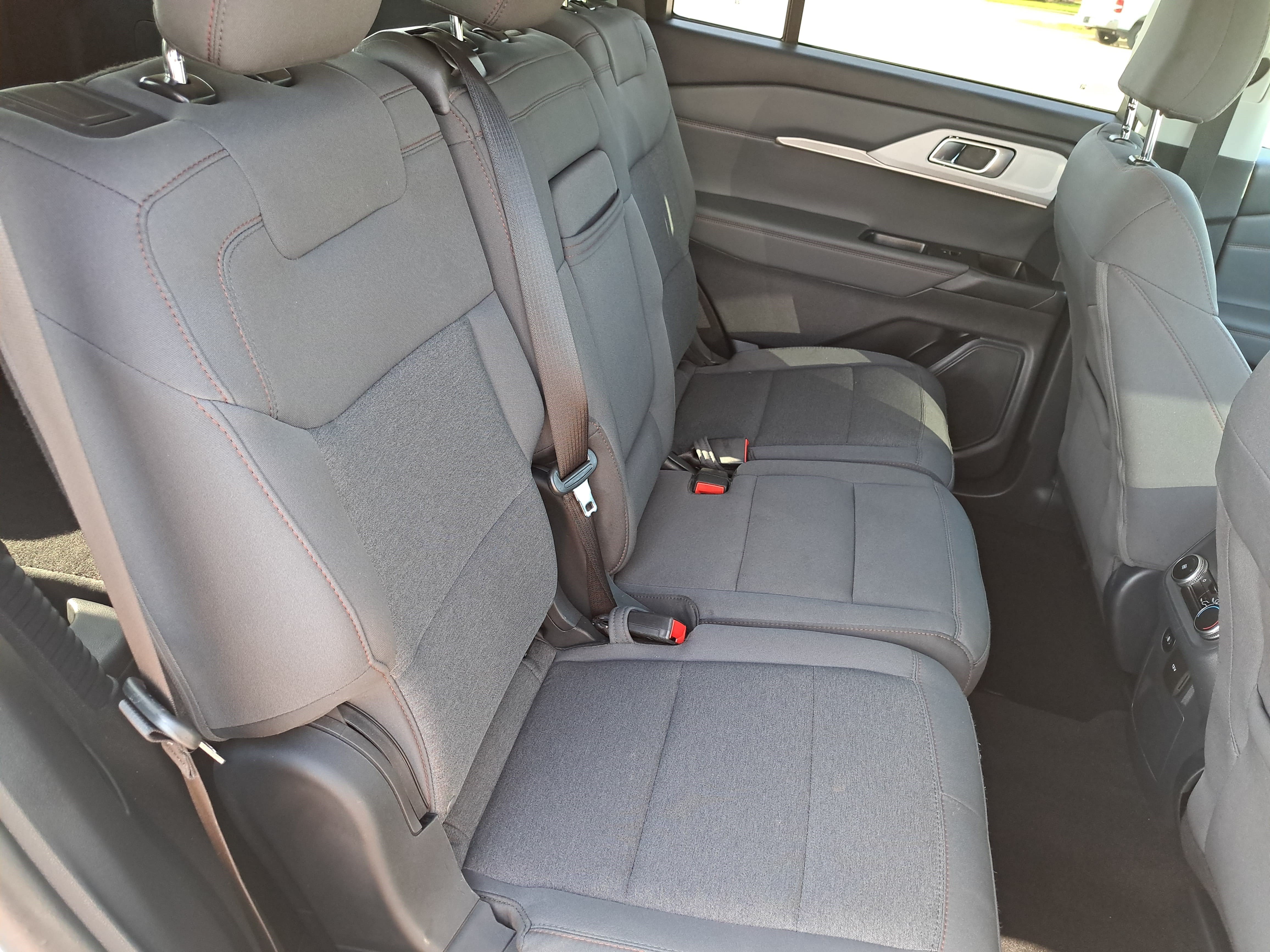 Used 2025 Ford Explorer Active AWD/4WD image 12