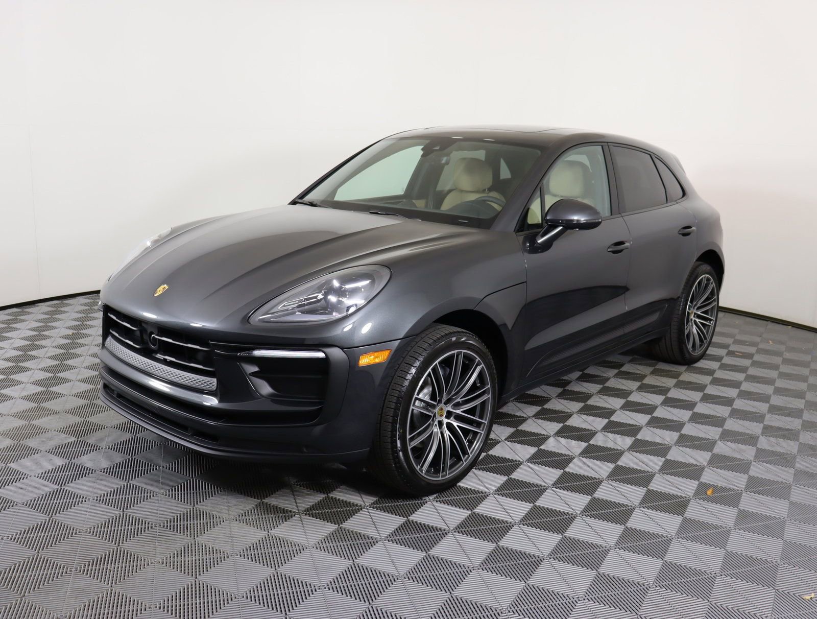 Used 2025 Porsche Macan image 1