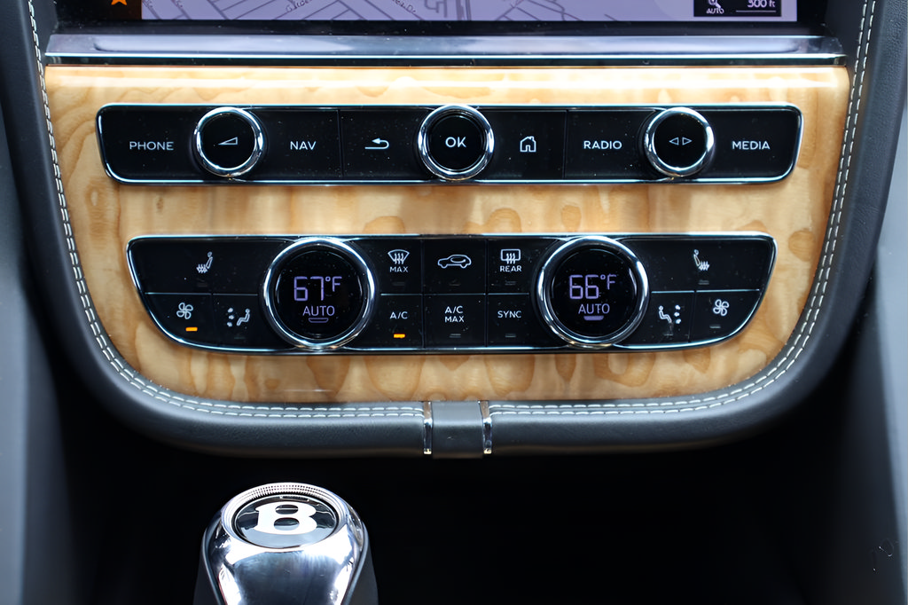 Used 2022 Bentley Bentayga AWD/4WD image 18