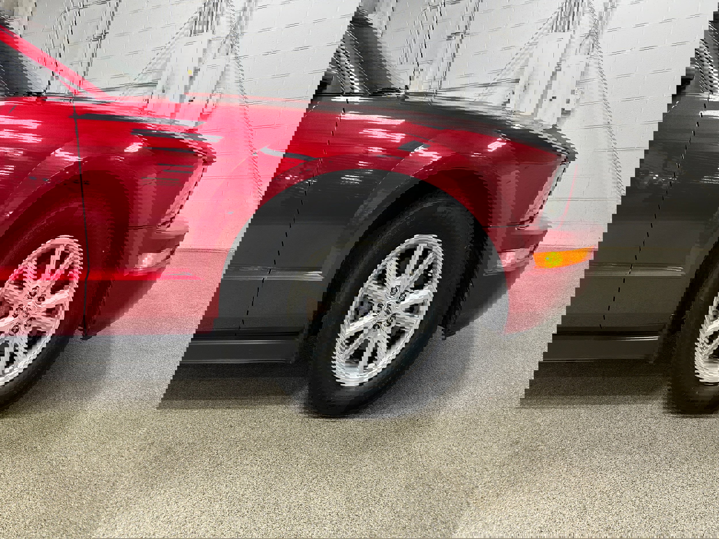 Used 2005 Ford Mustang Deluxe image 23