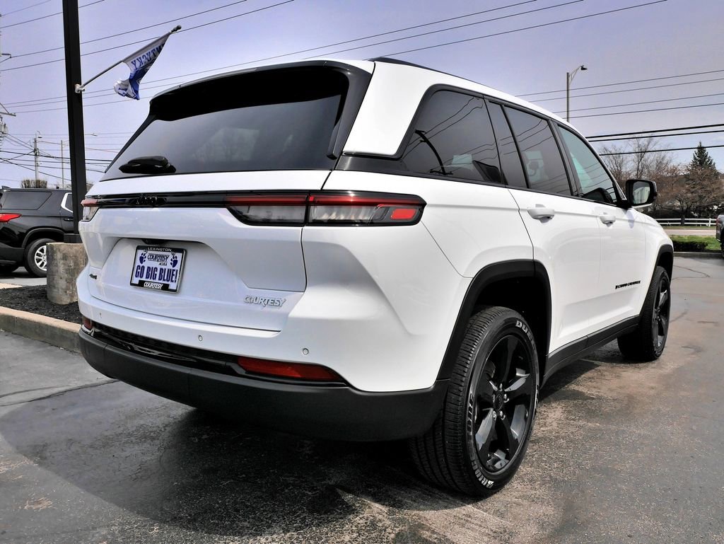 Used 2023 Jeep Grand Cherokee Altitude image 7