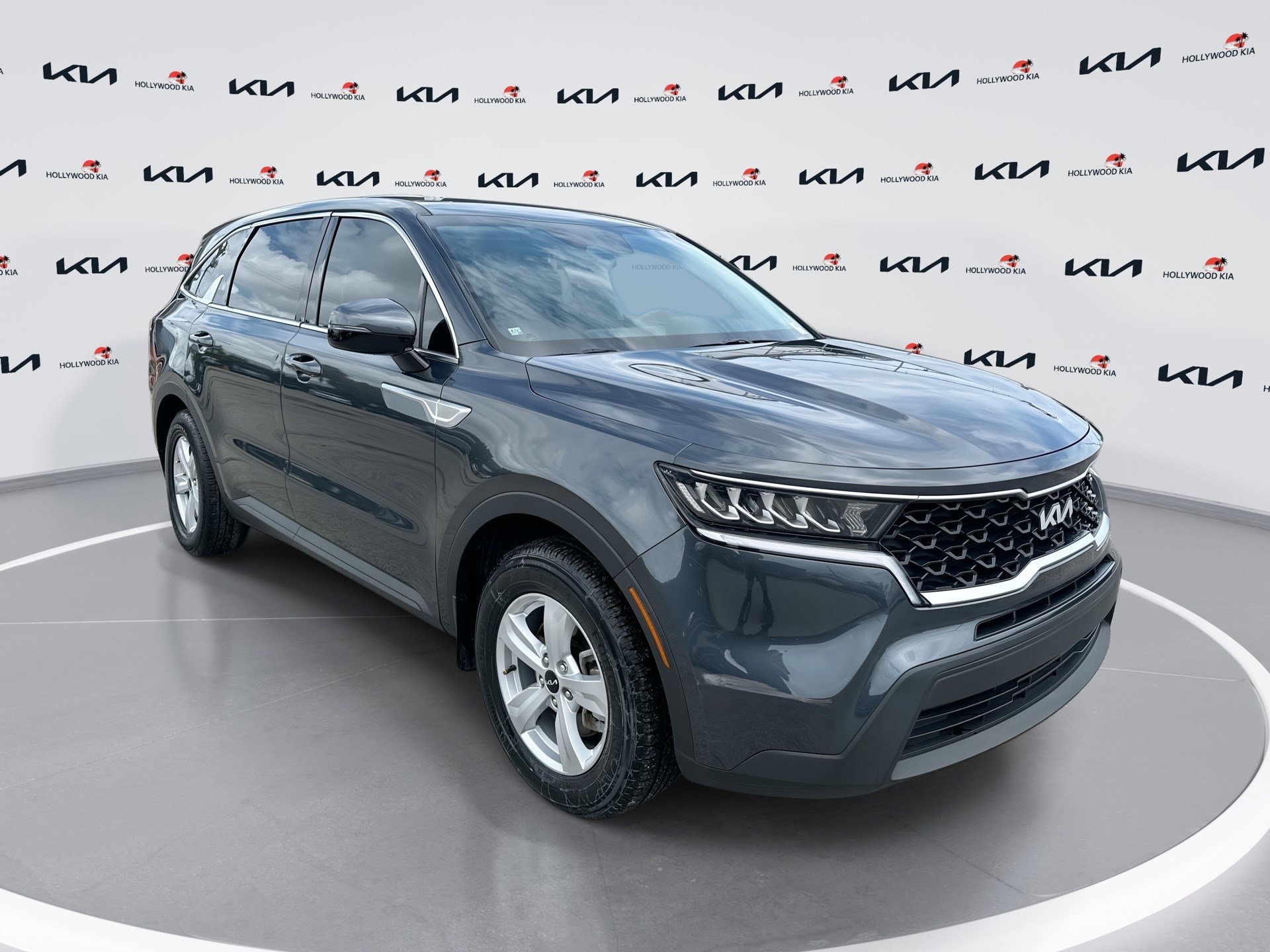 Used 2023 Kia Sorento LX image 1