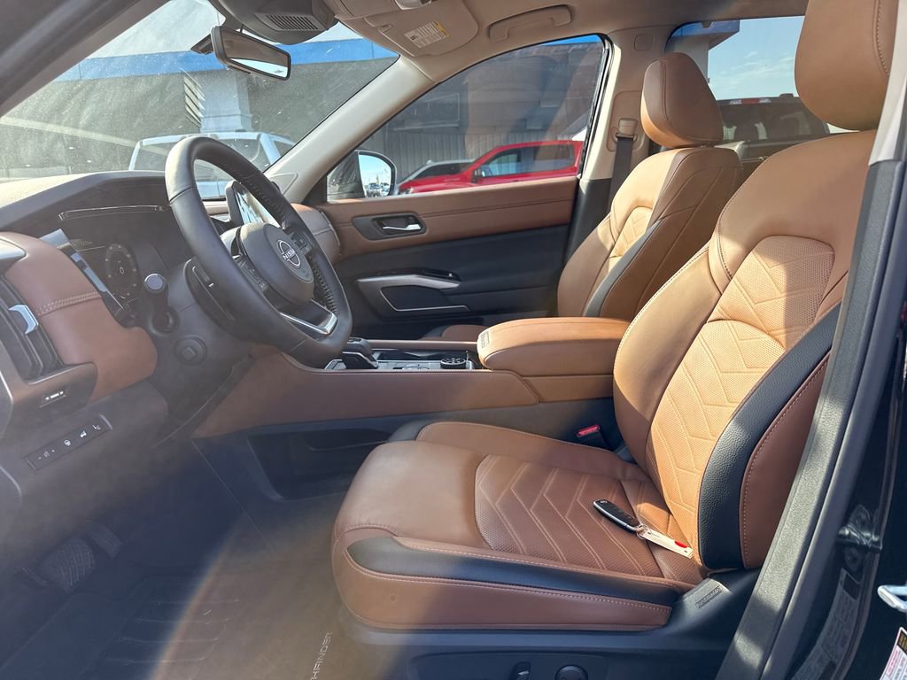 Used 2025 Nissan Pathfinder Platinum image 11