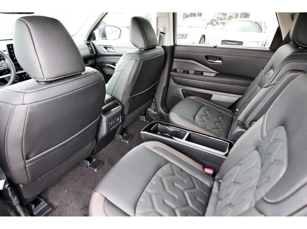 New 2026 Nissan Pathfinder Platinum FWD image 12