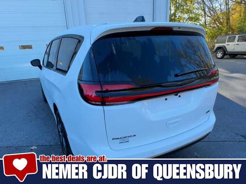New 2026 Chrysler Pacifica Select AWD/4WD image 7