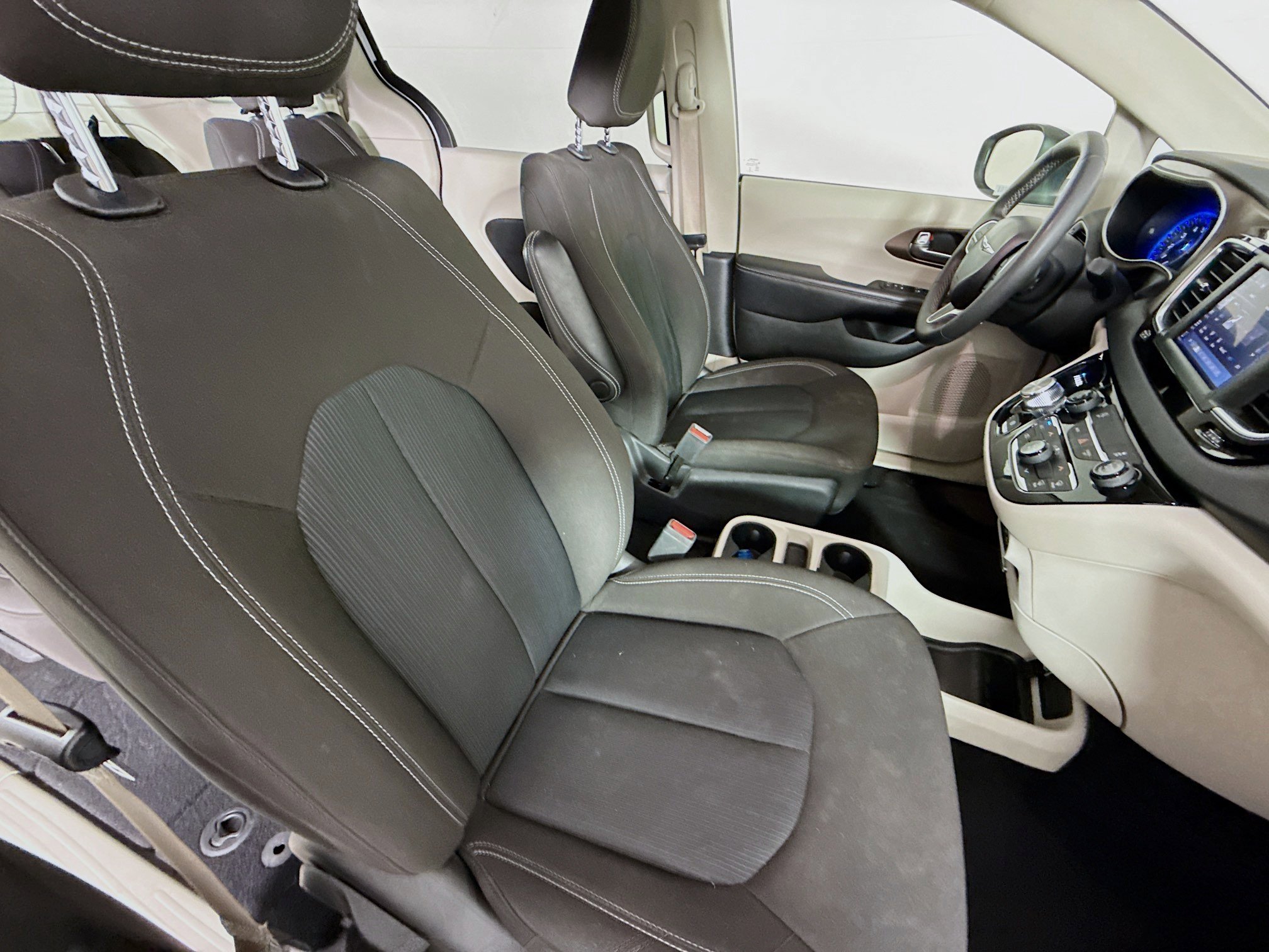 Used 2023 Chrysler Voyager LX FWD image 36