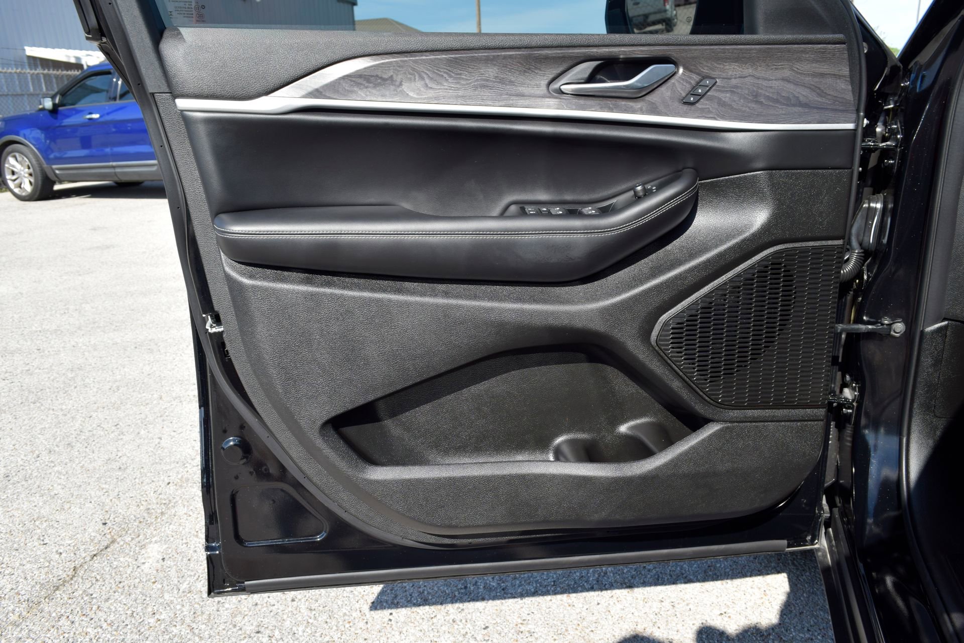 Used 2025 Jeep Grand Cherokee Limited w/ Black Appearance Package AWD/4WD image 19