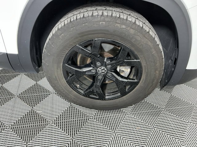 Used 2024 Volkswagen Atlas Peak Edition SE AWD/4WD image 19