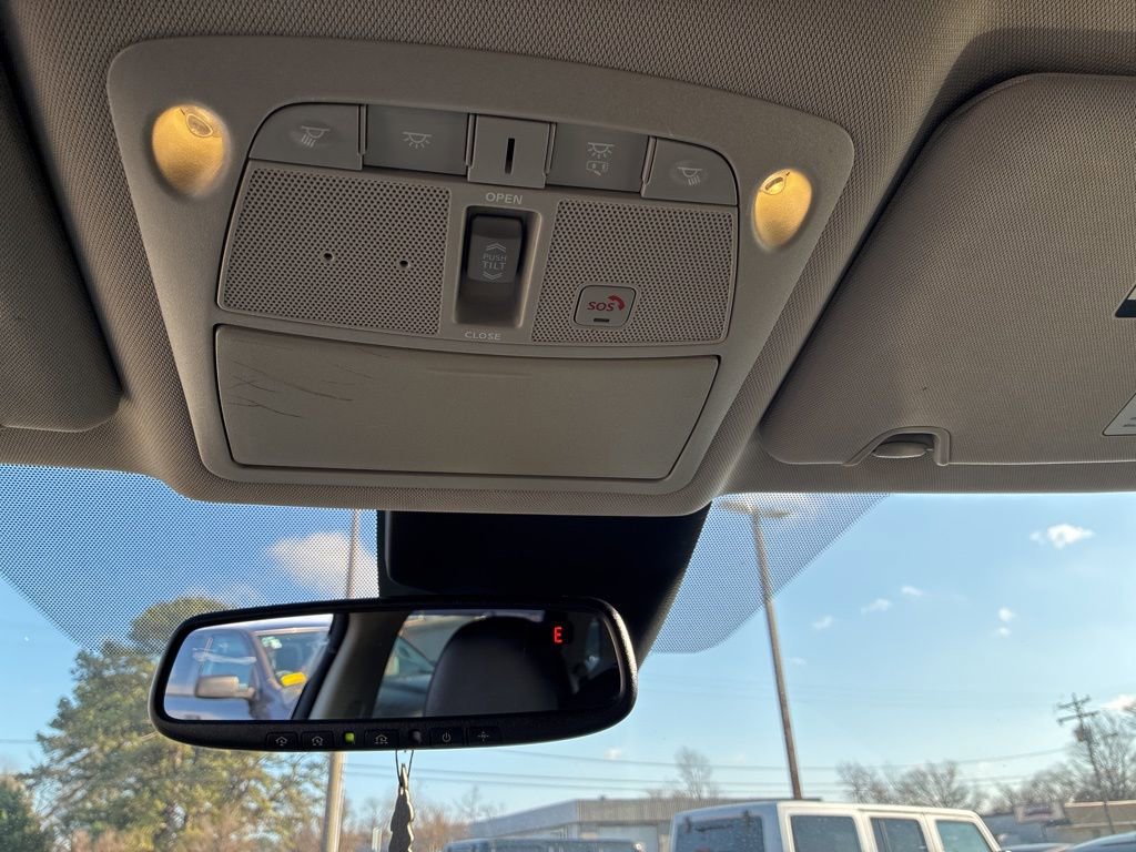 Used 2017 Nissan Rogue SL w/ SL Premium Package image 18