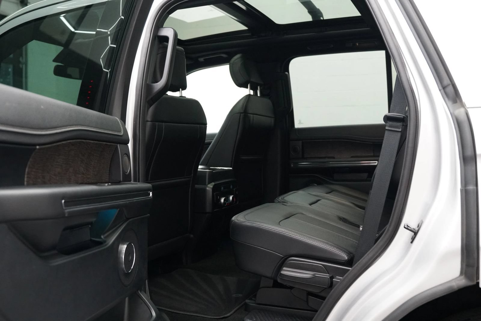 Used 2019 Ford Expedition Limited w/ Equipment Group 302A AWD/4WD image 28