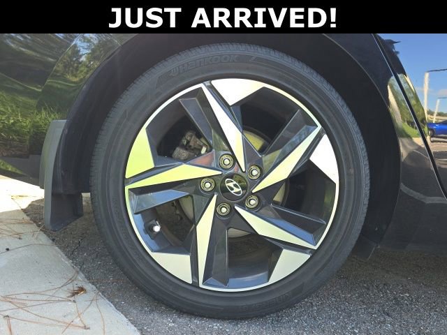 Used 2022 Hyundai Elantra Limited FWD image 6
