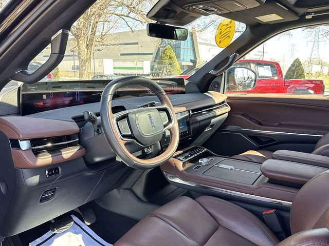 Used 2025 Lincoln Navigator Reserve image 11