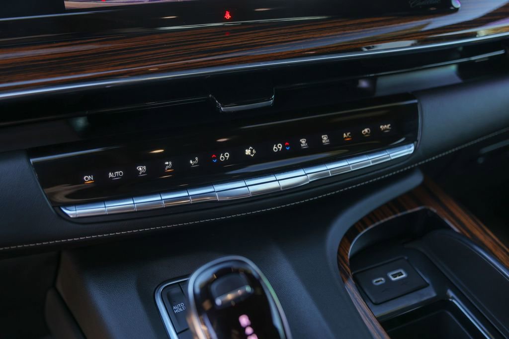 Used 2022 Cadillac Escalade Premium Luxury image 18