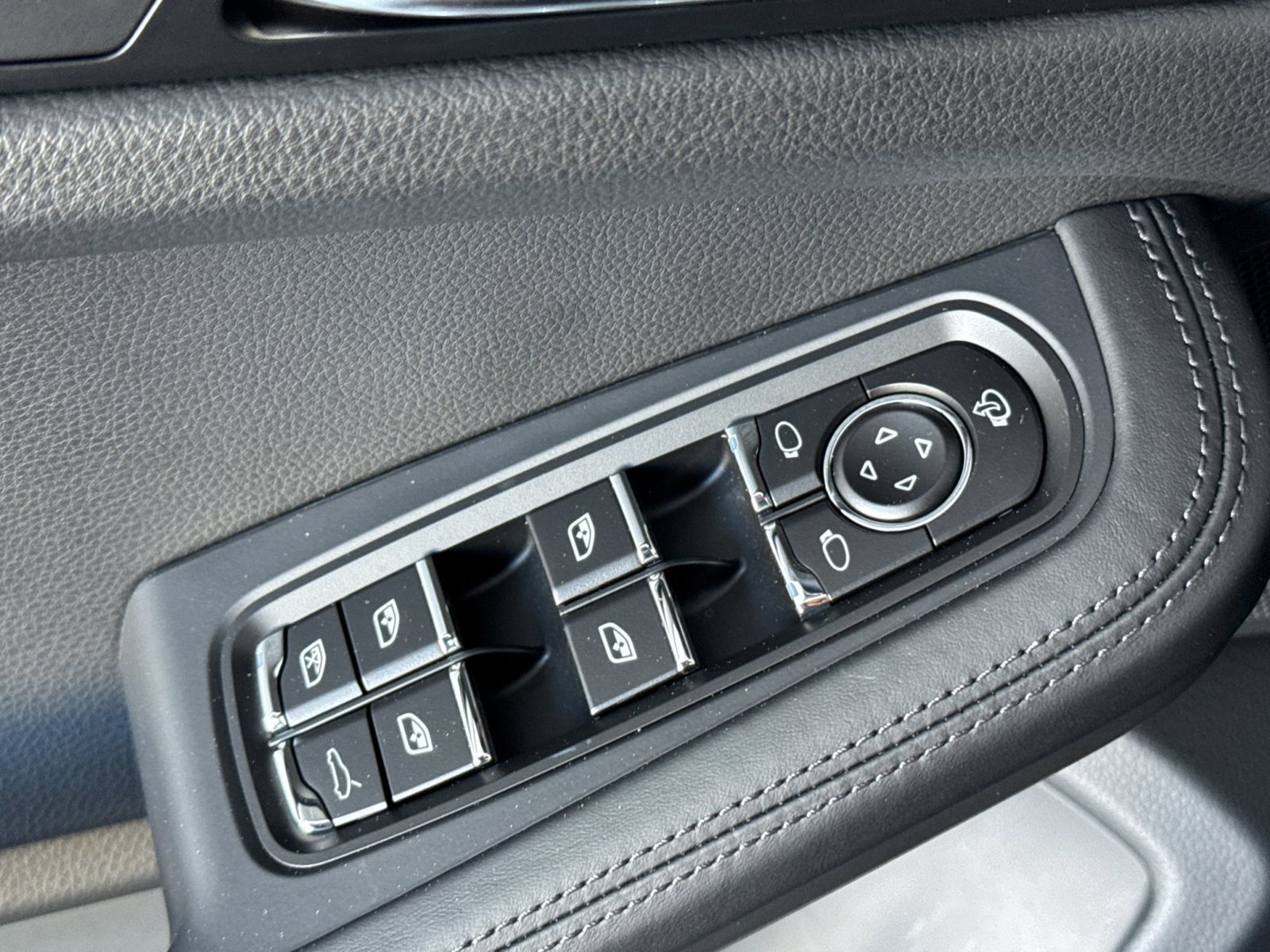 Certified 2026 Porsche Macan AWD/4WD image 13