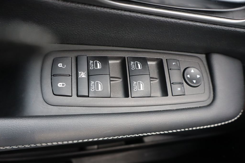 Used 2025 Chrysler Pacifica Select FWD image 33