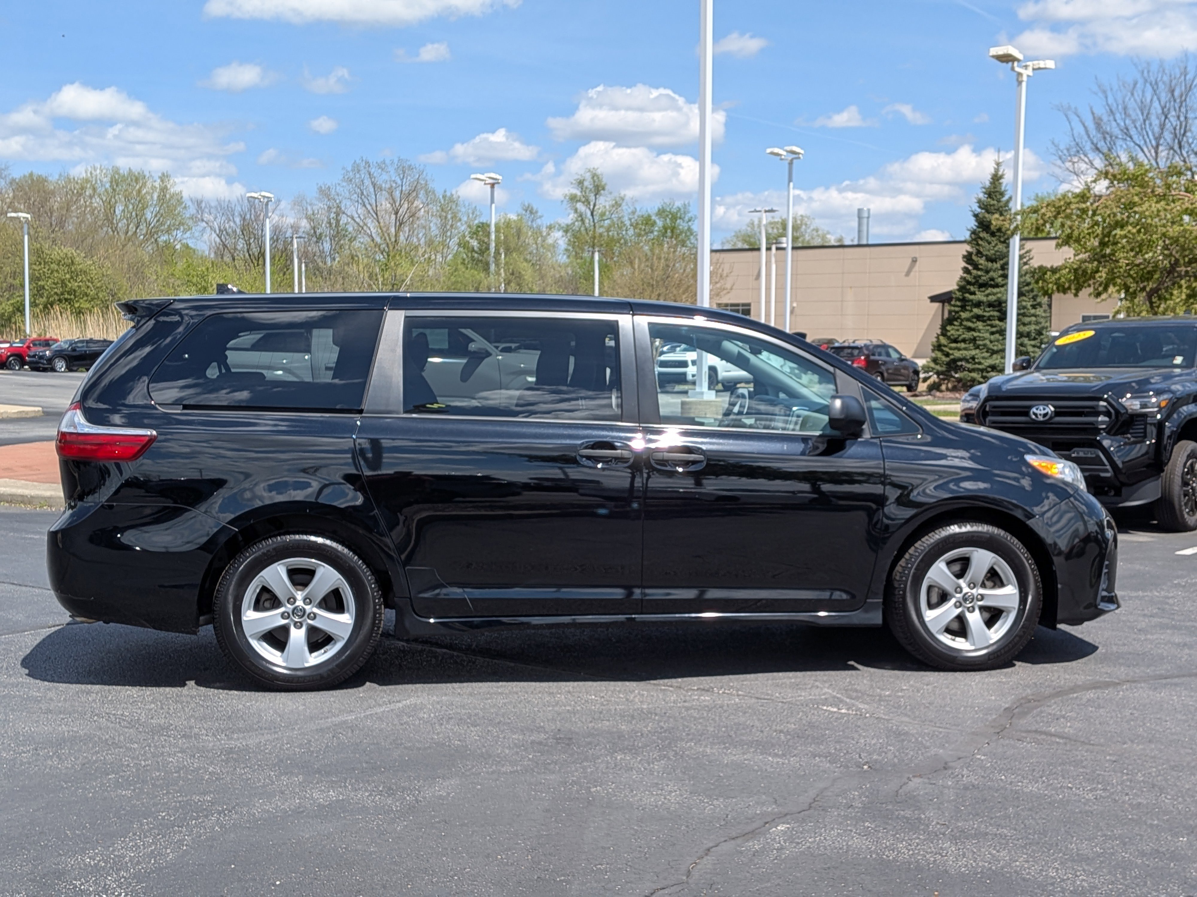 Used 2019 Toyota Sienna L w/ Carpet Mat Package FWD image 9