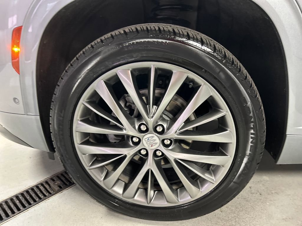 Used 2025 Buick Enclave Avenir image 9