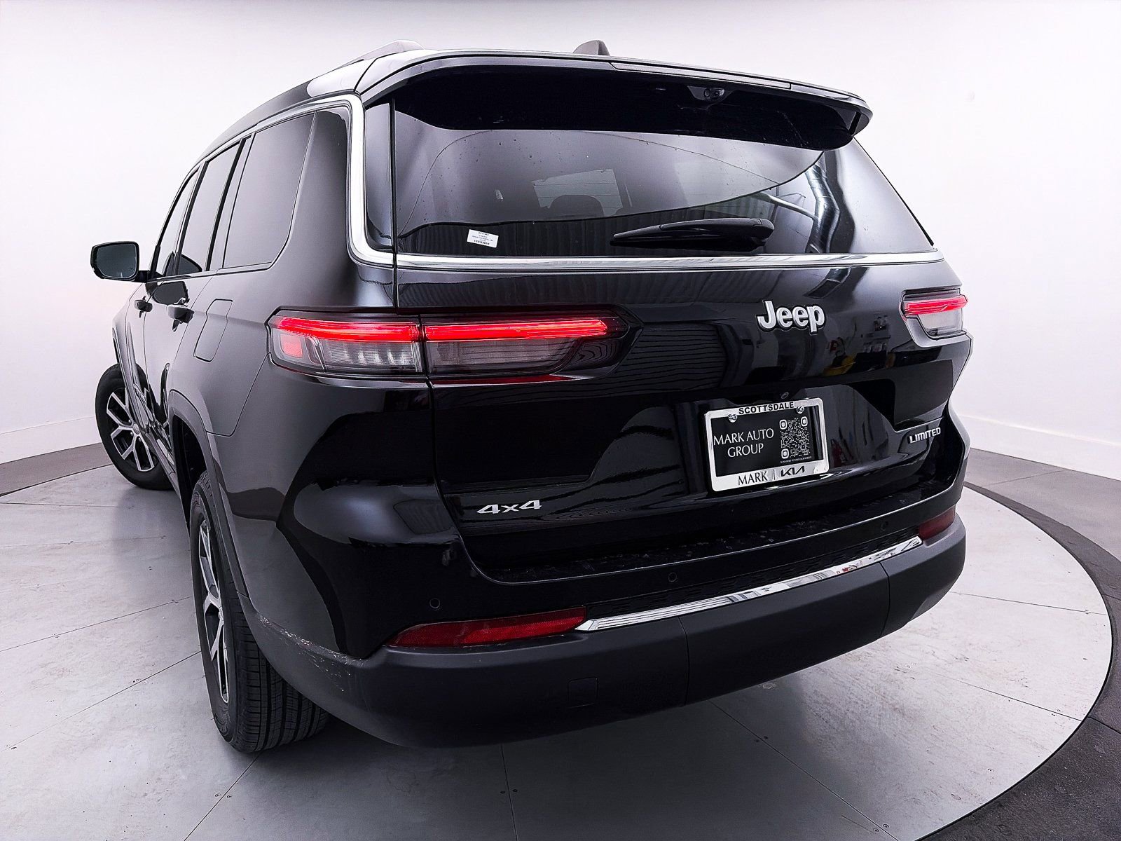 Used 2024 Jeep Grand Cherokee L Limited w/ Luxury Tech Group II image 4