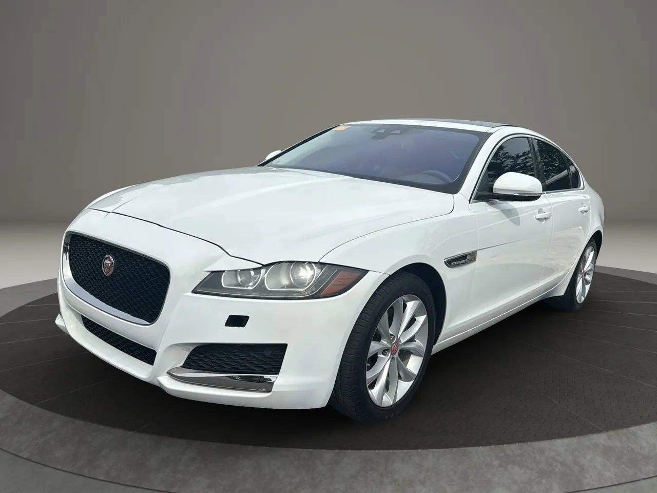 Used 2017 Jaguar XF Premium RWD image 1