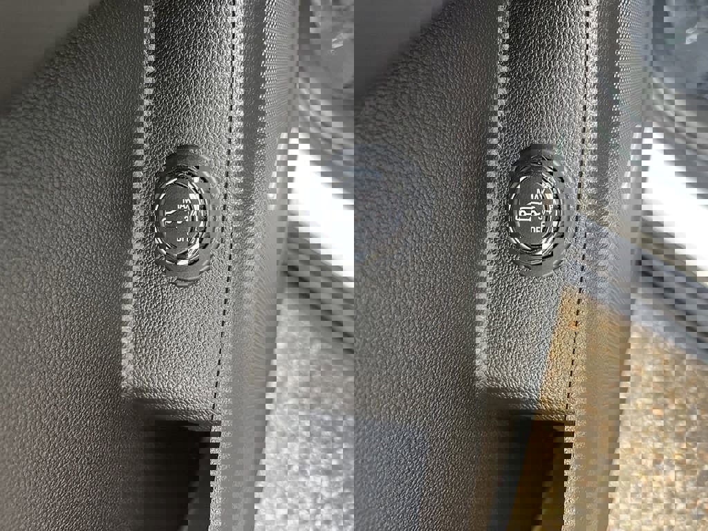 Used 2023 Chevrolet Traverse RS image 24