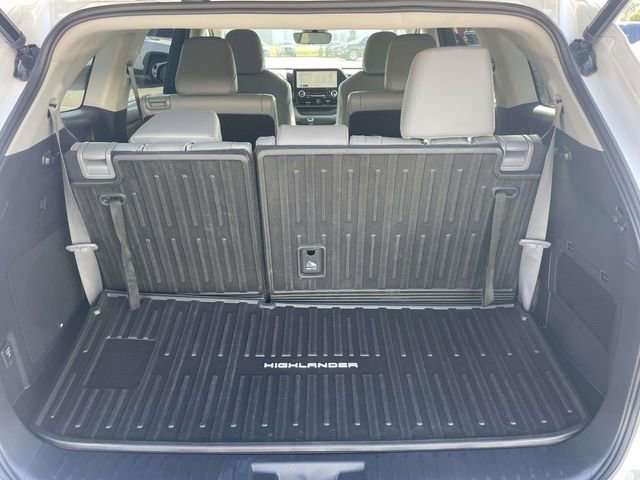 Used 2023 Toyota Highlander Limited image 8