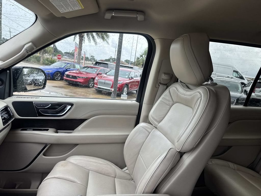 Used 2019 Lincoln Navigator Select RWD image 16