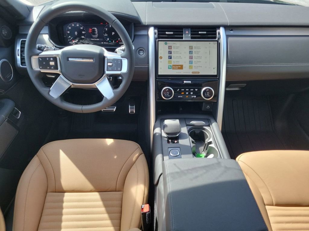 Used 2025 Land Rover Discovery Dynamic SE AWD/4WD image 18