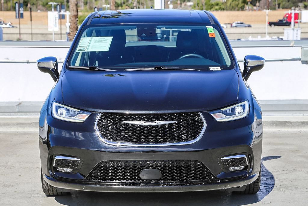Used 2023 Chrysler Pacifica Limited image 3