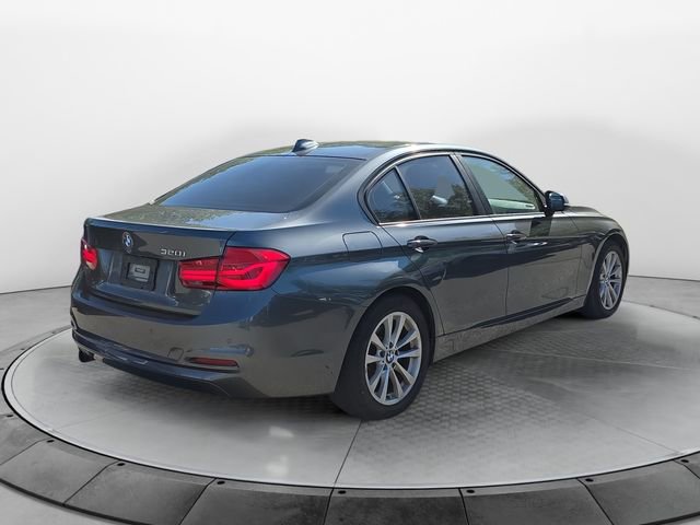 Used 2017 BMW 320i Sedan RWD image 5