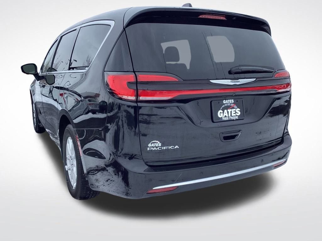 Used 2024 Chrysler Pacifica Touring-L image 7