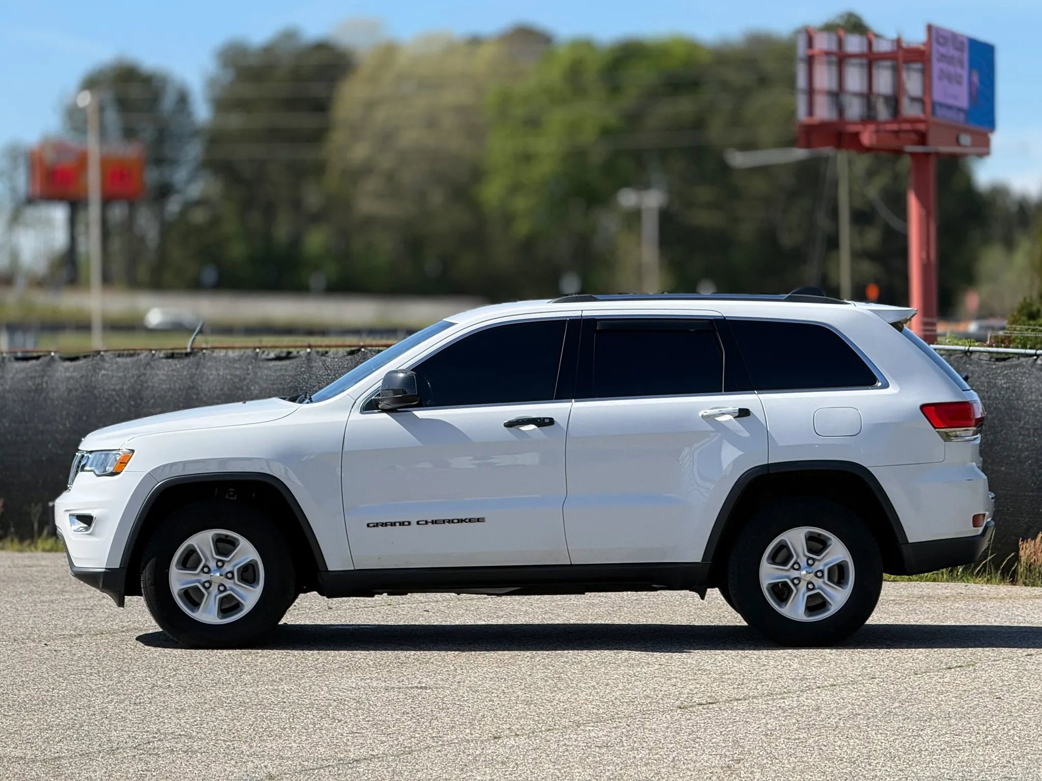 Used 2017 Jeep Grand Cherokee Laredo w/ Quick Order Package 23E AWD/4WD image 8