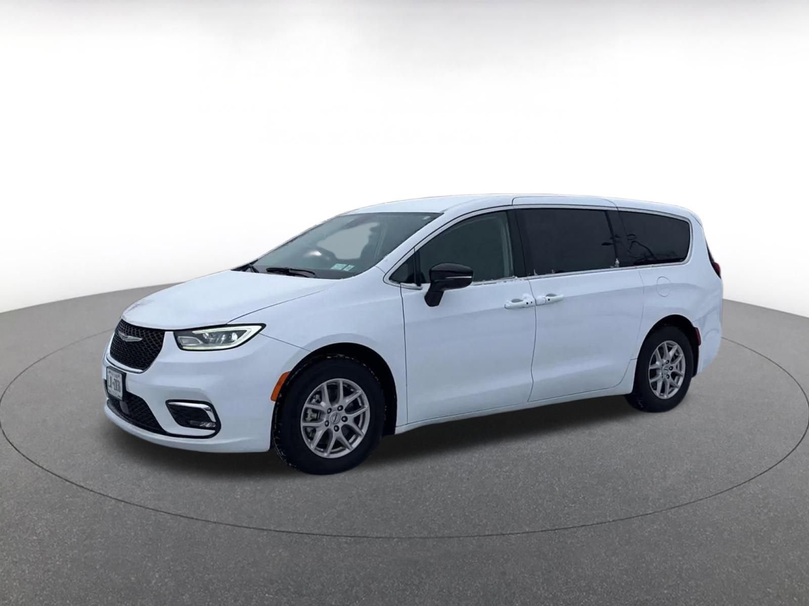 Used 2024 Chrysler Pacifica Touring-L image 7