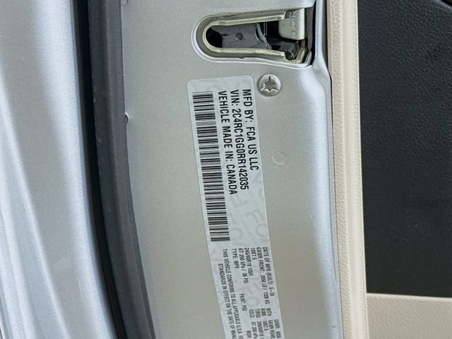 Used 2024 Chrysler Pacifica Limited FWD image 33
