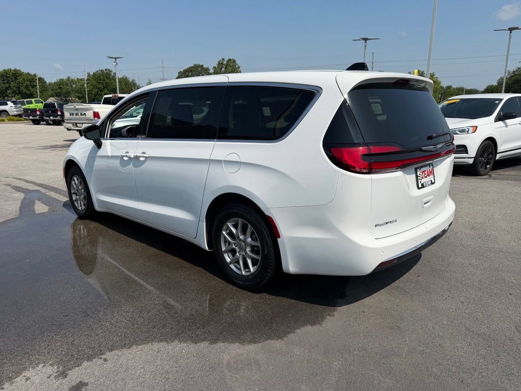 Used 2024 Chrysler Pacifica Touring-L FWD image 7
