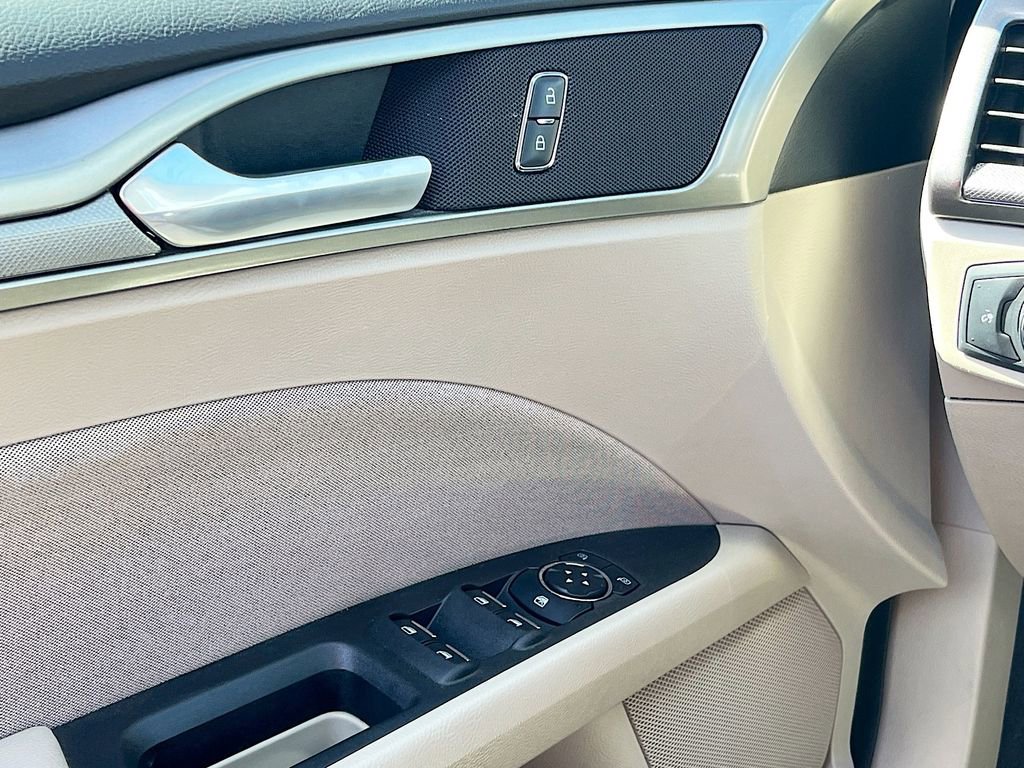 Used 2019 Ford Fusion SE FWD image 17