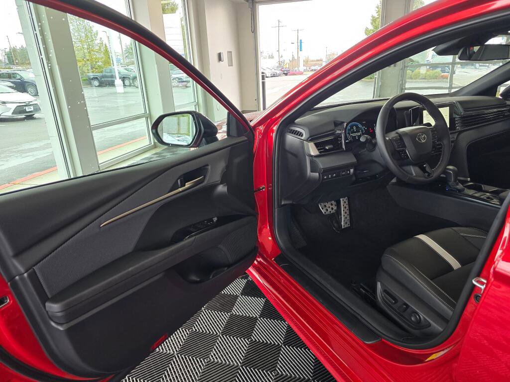Used 2025 Toyota Camry SE image 19
