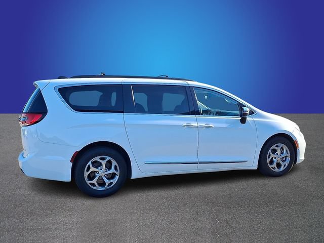 Used 2023 Chrysler Pacifica Limited FWD image 4