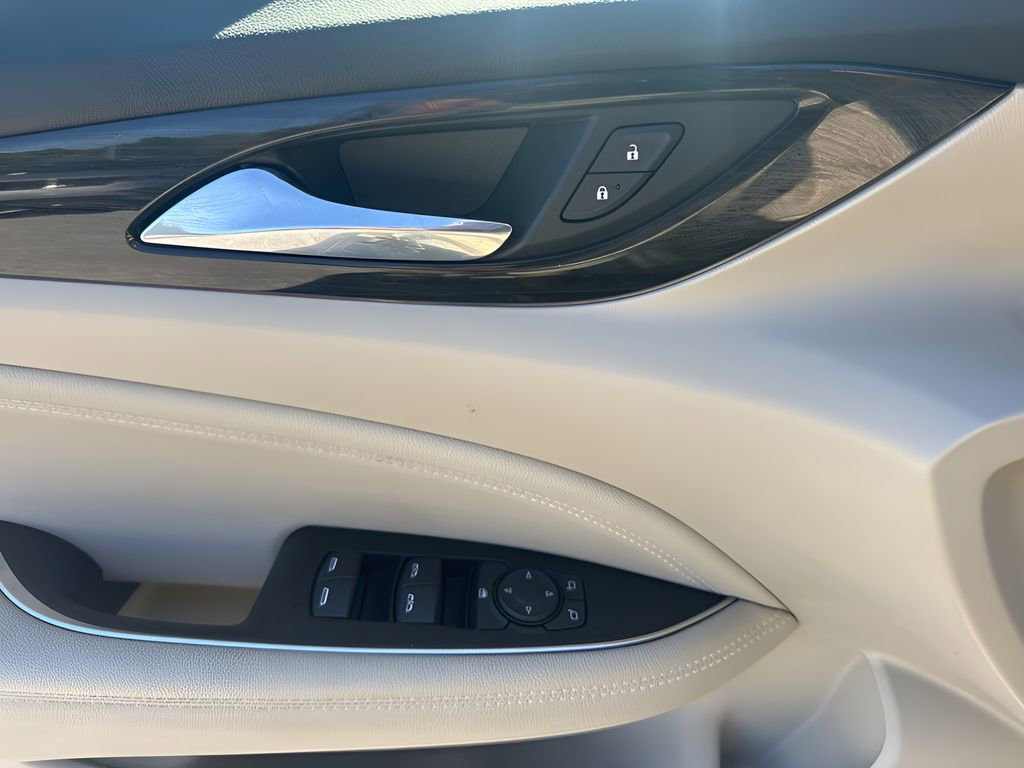 Used 2018 Buick Regal Essence image 25