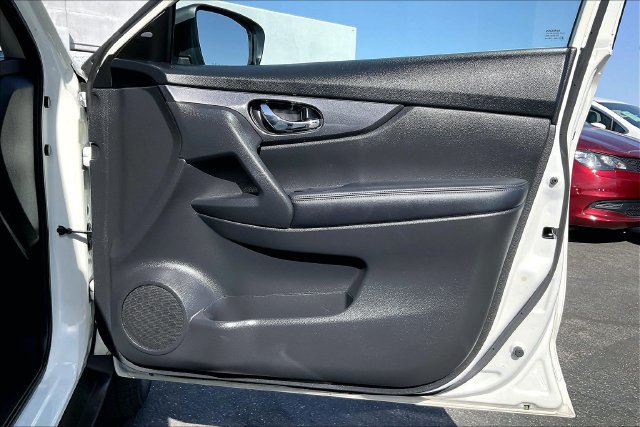 Used 2017 Nissan Rogue SV AWD/4WD image 23