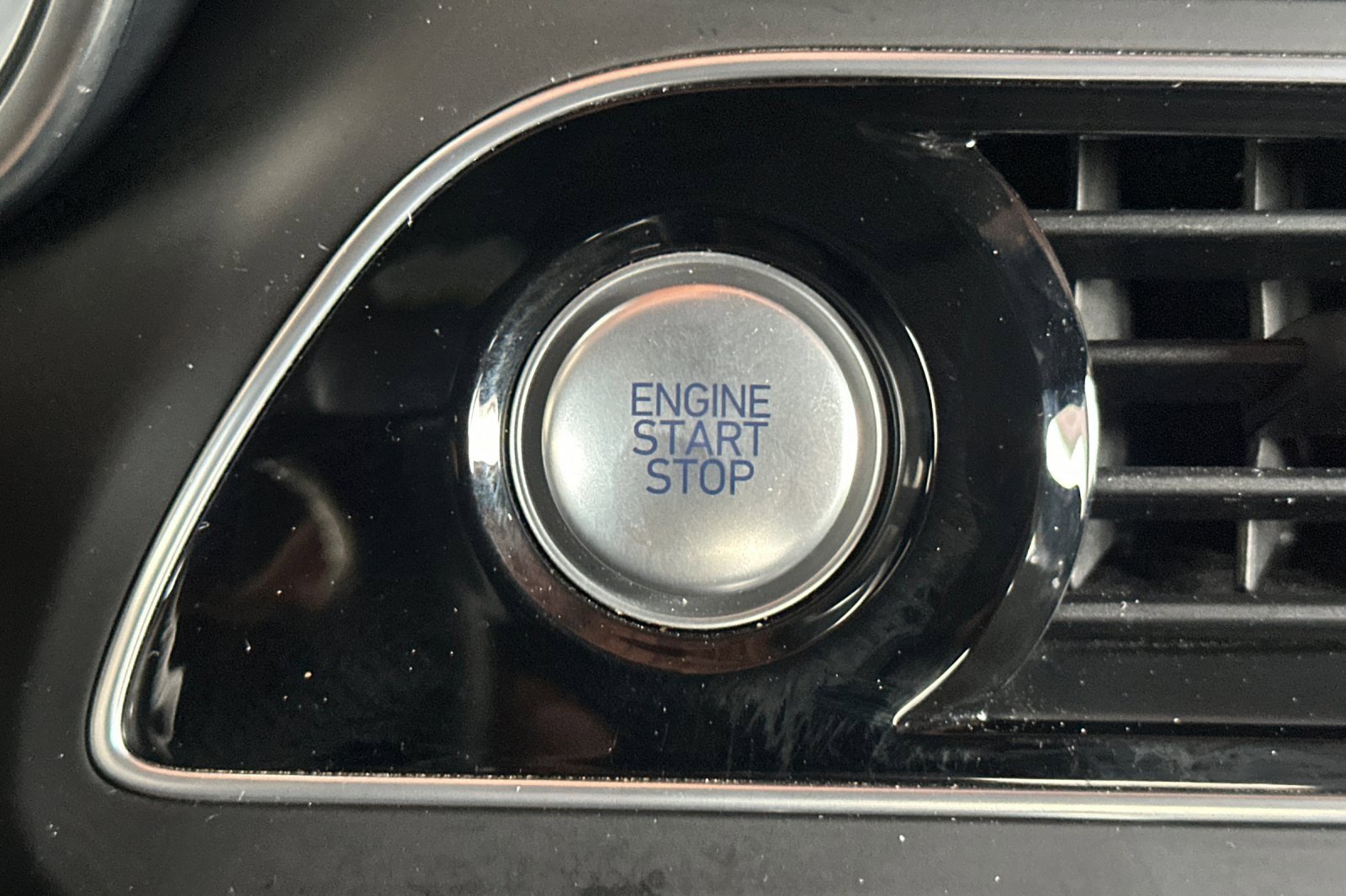 Used 2023 Genesis G70 2.0T image 29