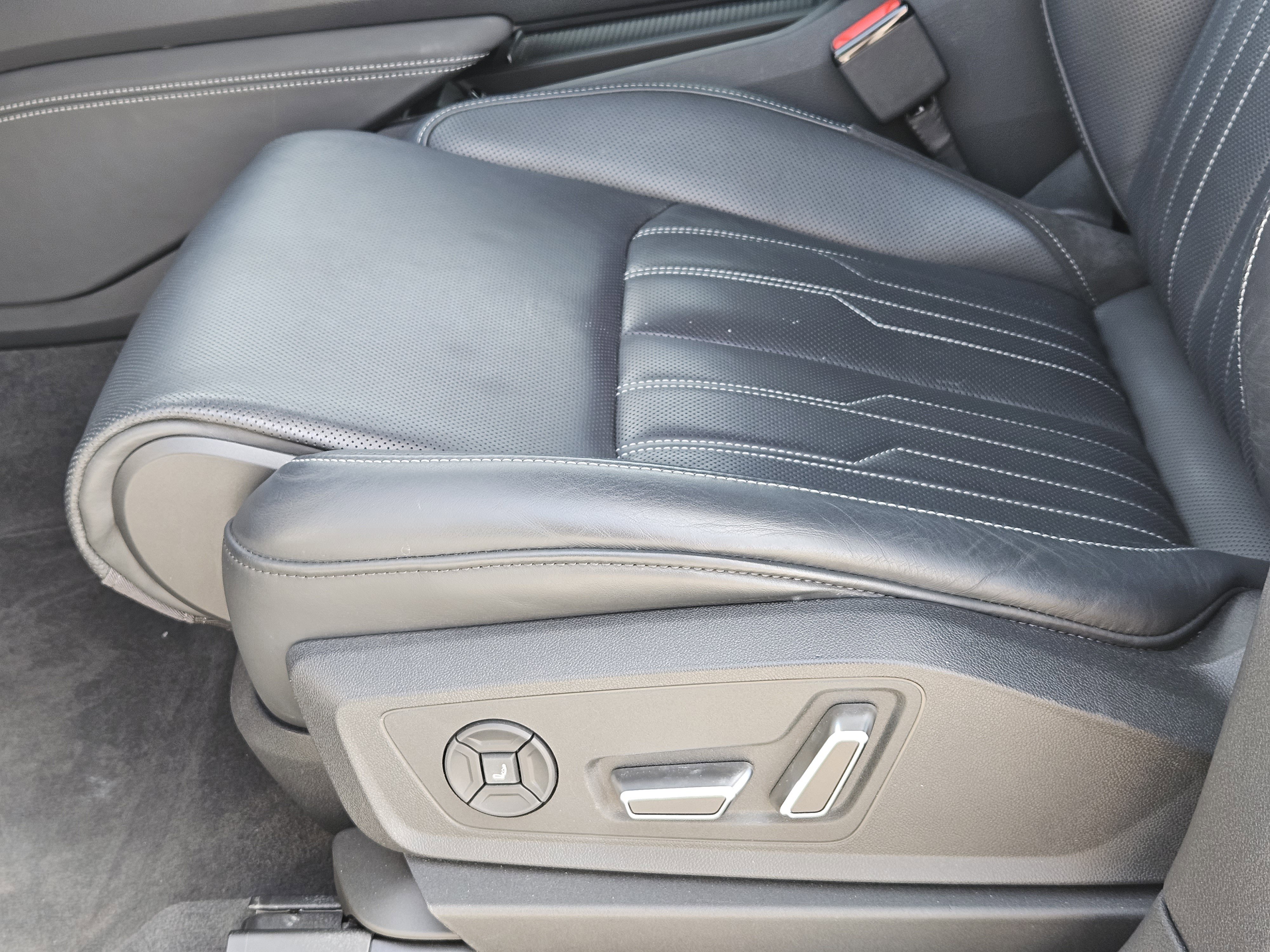 Used 2021 Audi e-tron Prestige w/ Prestige Package image 26