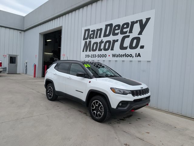 Used 2025 Jeep Compass Trailhawk AWD/4WD image 2