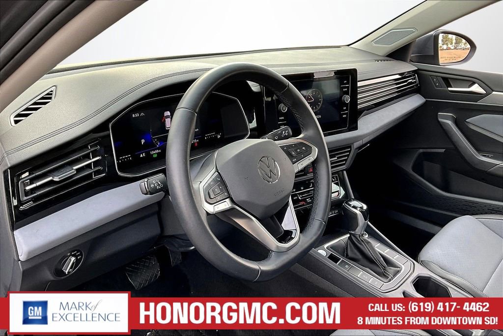 Used 2025 Volkswagen Jetta SE FWD image 16