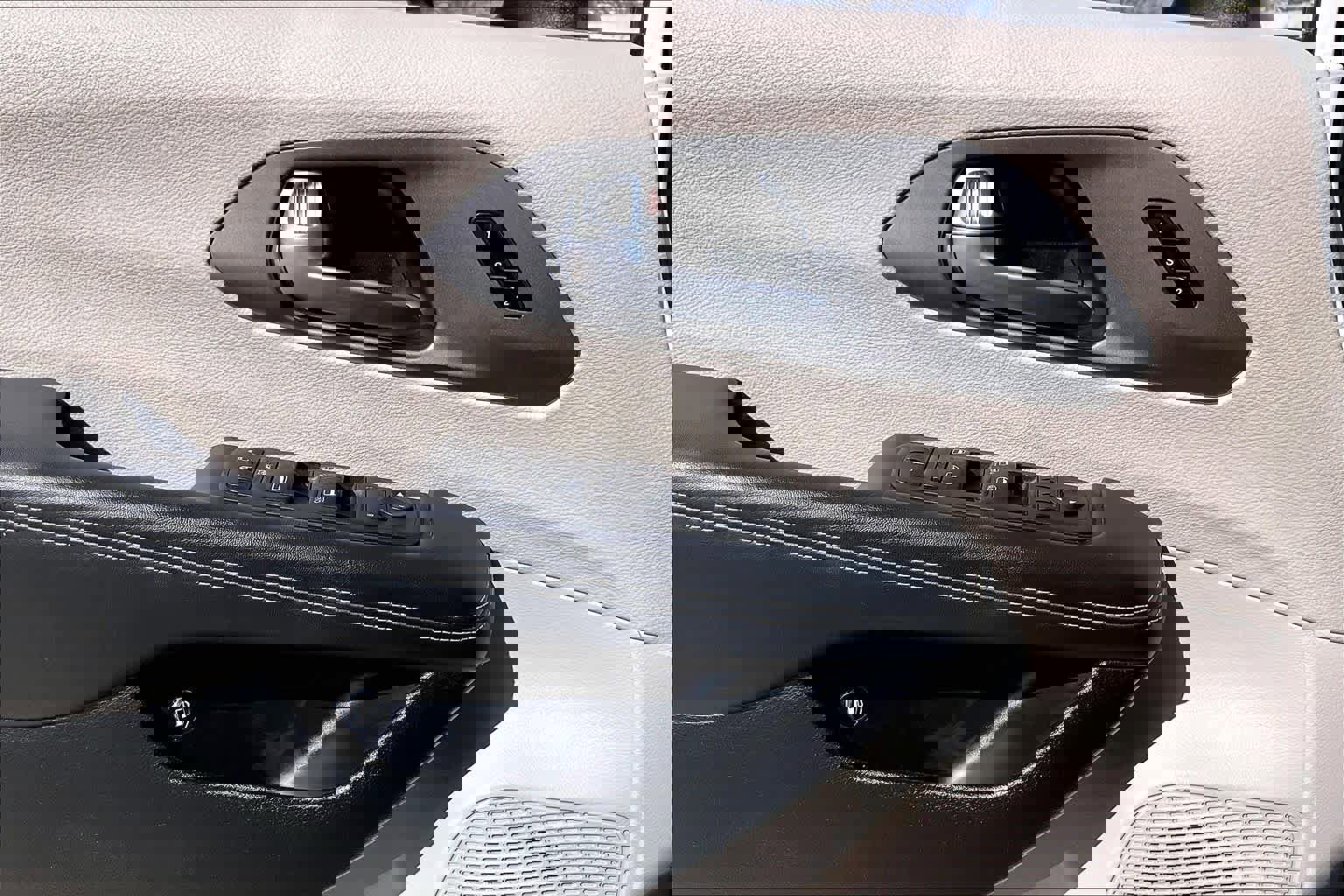 Used 2023 Chrysler Pacifica Touring-L image 32