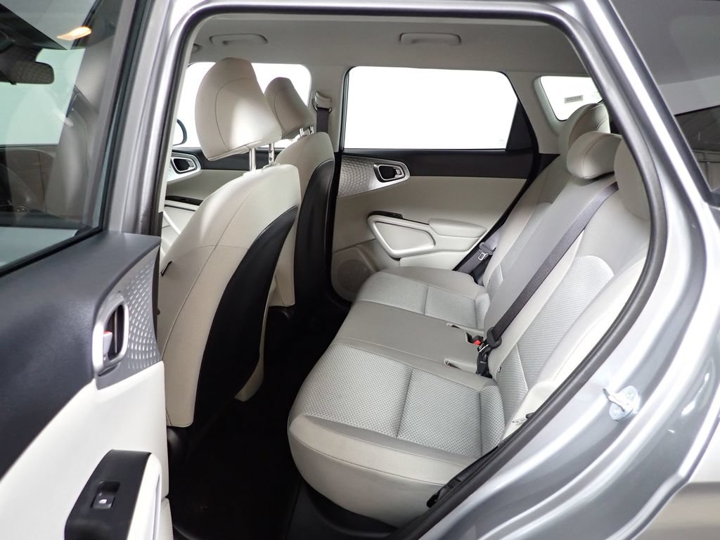 Used 2025 Kia Soul LX w/ LX Technology Package FWD image 36
