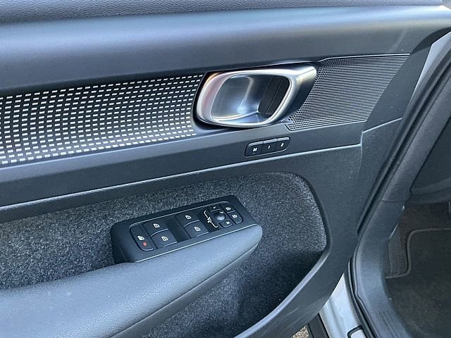 Used 2025 Volvo XC40 B5 Plus image 16