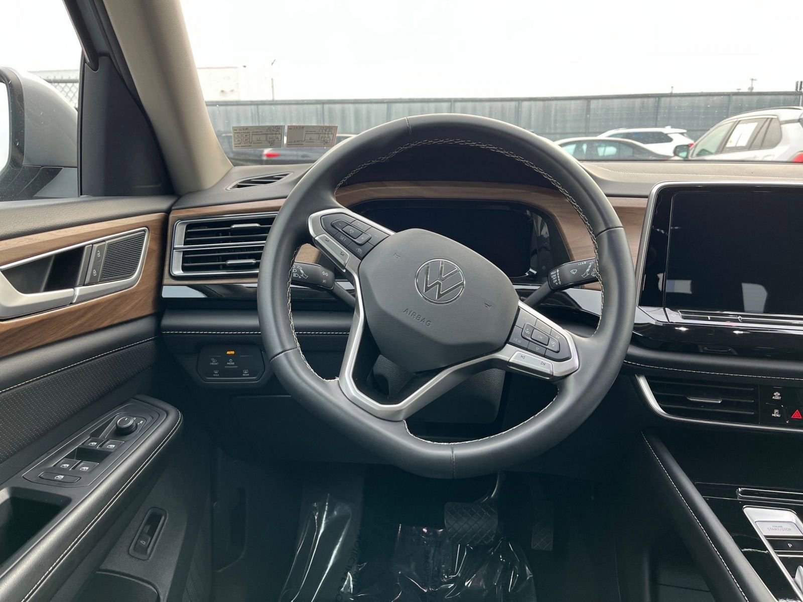 Used 2025 Volkswagen Atlas SE image 28