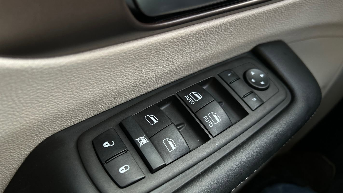 Used 2023 Chrysler Voyager LX image 33