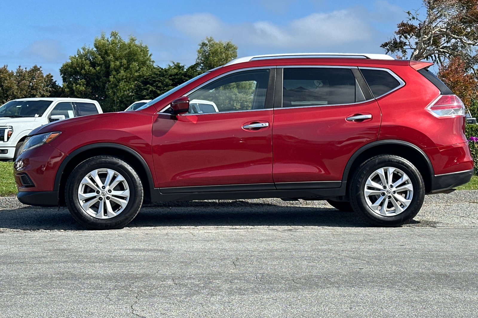 Used 2016 Nissan Rogue SV FWD image 2
